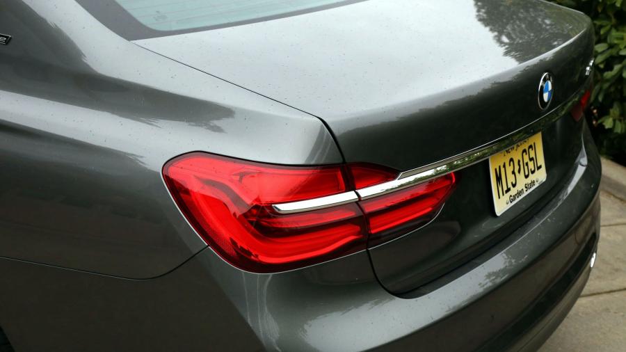 Детали экстерьера BMW 740e iPerformance (G11) 2018 года  (NA) (фото 8 из 40)